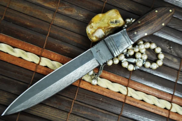 Fixed blade hunting knife damascus steel and handmade
