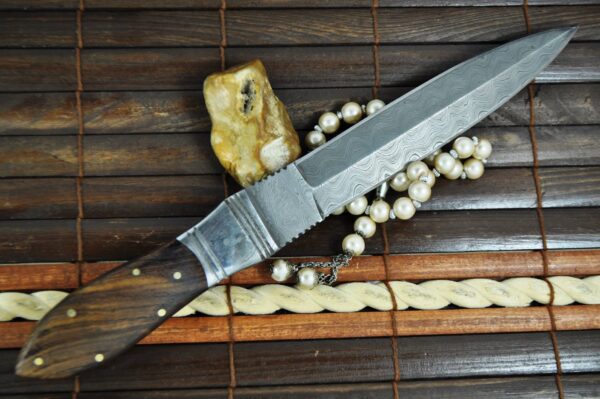 Fixed blade hunting knife damascus steel and handmade - Image 4